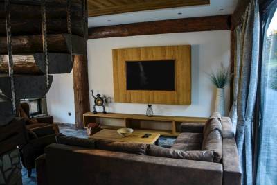 Obývačka s pohodlným gaučom a LCD TV, Mountain Chalets - Chalet u medveďa, Valča