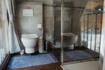 Kúpeľňa so sprchovacím kútom a toaletou, Mountain Chalets - Chalet u medveďa, Valča