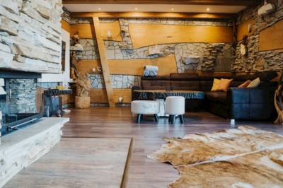 Obývačka s krbom, Mountain Chalets - Chalet pod medveďom, Valča