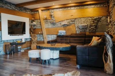 Obývačka s pohodlným gaučom a LCD TV, Mountain Chalets - Chalet pod medveďom, Valča