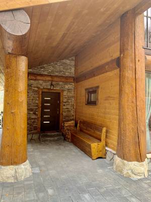 Vstup do ubytovania s lavicou, Mountain Chalets - Chalet pod medveďom, Valča