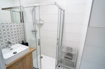 Kúpeľňa so sprchovým kútom a toaletou, Apartmán Abbey Road, Liptovský Mikuláš