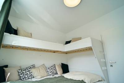 Spálňa s poschodovou manželskou posteľou, Apartmán Abbey Road, Liptovský Mikuláš