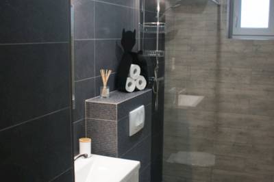 Kúpeľňa so sprchovým kútom a toaletou, Apartmány Karolin, Uhorská Ves