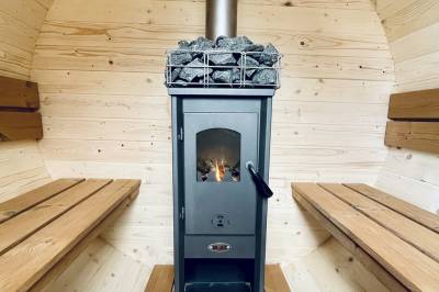 Fínska sauna zvnútra, Karavan Relax pri jazere, Štiavnické Bane
