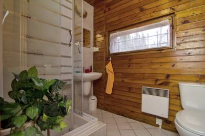 Kúpeľňa so sprchovacím kútom a toaletou, Chata Kamenár, Ružomberok