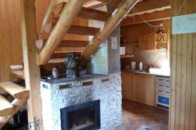 Obývačka s krbom a plne vybavená kuchyňa, Chata Ján, Oravská Lesná