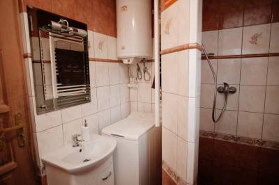 Kúpeľňa so sprchovacím kútom, WC a práčkou, Chata Ján, Oravská Lesná