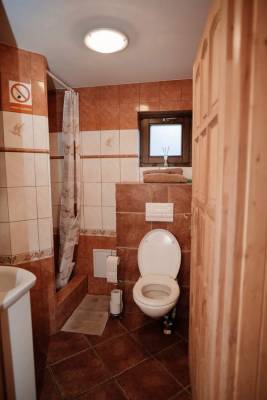 Kúpeľňa so sprchovacím kútom a WC, Chata Ján, Oravská Lesná