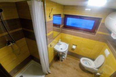 Apartmán Filip - kúpeľňa so sprchovacím kútom a toaletou, Chata Zebra, Ružomberok