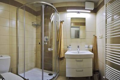 Kúpeľňa so sprchovým kútom a toaletou, Apartmány Pemmeva, Vyšná Boca