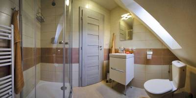 Kúpeľňa so sprchovým kútom a toaletou, Apartmánová drevenica Pemmeva, Vyšná Boca