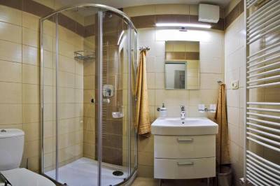Kúpeľňa so sprchovým kútom a toaletou, Apartmány Pemmeva, Vyšná Boca