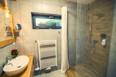 Kúpeľňa so sprchovým kútom a toaletou, Chata Pri Potoku, Oščadnica