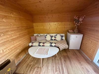 Menšia obývacia miestnosť s gaučovým sedením, Bungalov v srdci Liptova, Liptovské Matiašovce