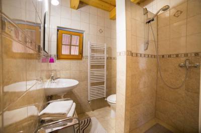 Kúpeľňa so sprchovacím kútom a toaletou, Drevenica v Habovke, Habovka
