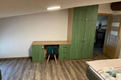 Pracovný stôl v spálni, Mountain Chalets - Hobitie Domčeky, Valča