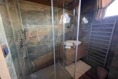 Kúpeľňa so sprchovacím kútom a toaletou, Mountain Chalets - Hobitie Domčeky, Valča