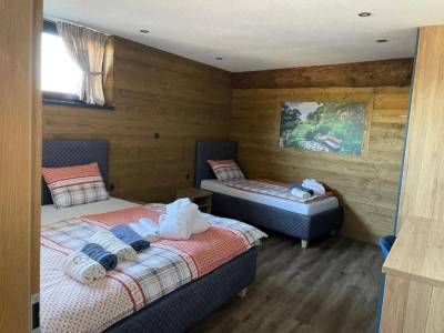 Spálňa s manželskou posteľou a samostatným lôžkom, Mountain Chalets - Hobitie Domčeky, Valča
