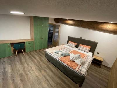 Spálňa s manželskou posteľou a pracovným stolom, Mountain Chalets - Hobitie Domčeky, Valča