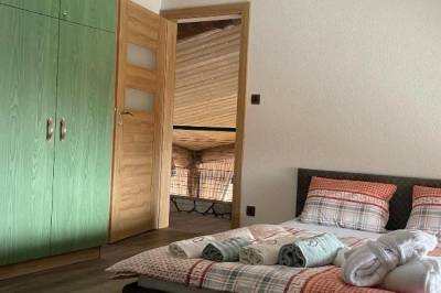 Spálňa s manželskou posteľou, Mountain Chalets - Hobitie Domčeky, Valča