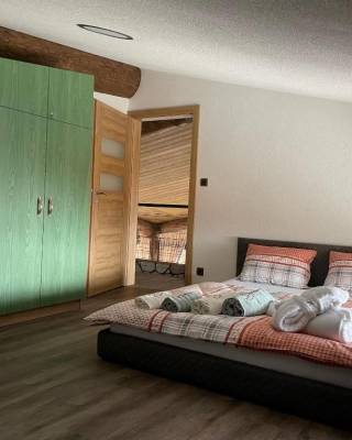 Spálňa s manželskou posteľou, Mountain Chalets - Hobitie Domčeky, Valča