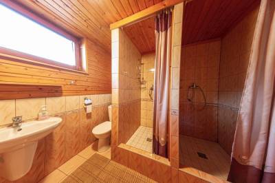 Kúpeľňa so sprchovacími kútmi a toaletou, Chata Relax, Liptovské Revúce