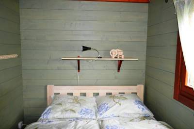 Spálňa s manželskou posteľou, Zrubové chatky Zvonček, Podhájska