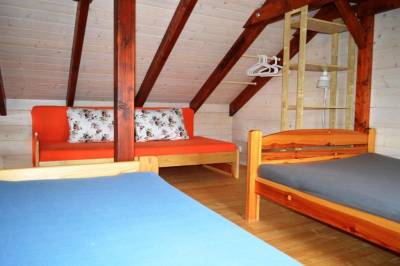 Spálňa s 2 samostatnými lôžkami a rozkladacou pohovkou, Zrubové chatky Zvonček, Podhájska