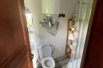 Kúpeľňa so sprchovacím kútom a toaletou, Zrubové chatky Zvonček, Podhájska
