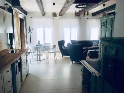 Kuchyňa s jedálenským sedením prepojená s obývačkou, Chalet Ka, Bystrá
