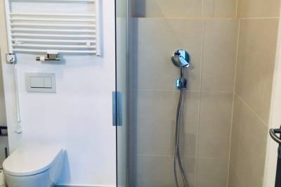 Kúpeľňa so sprchovacím kútom a toaletou, Chalet Ka, Bystrá
