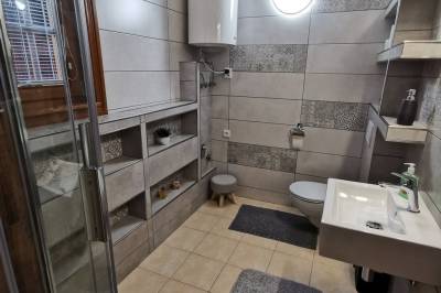 Kúpeľňa so sprchovacím kútom a toaletou, Drevenica Podbiel, Podbiel