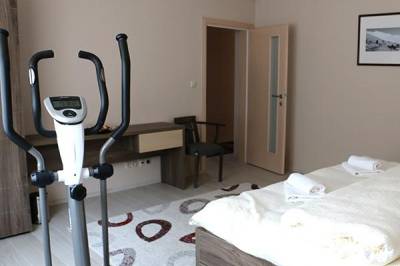 Apartmán Tále - spálňa s manželskou posteľou a eliptickým trenažérom, Simply Relax Apartment Resort, Bystrá