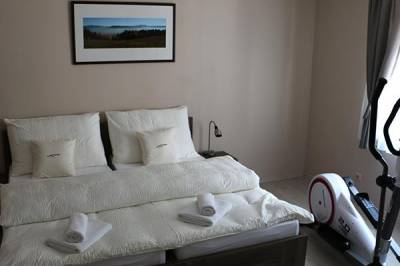 Apartmán Tále - spálňa s manželskou posteľou a eliptickým trenažérom, Simply Relax Apartment Resort, Bystrá