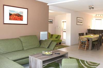 Apartmán Danka - obývačka s rohovou sedačkou a jedálenským stolom, Simply Relax Apartment Resort, Bystrá