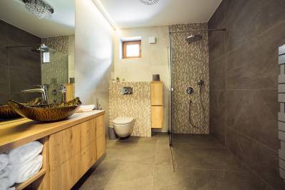 Apartmán Tobias - kúpeľňa so sprchovacím kútom a toaletou, Horvát Family Residence*****, Lúčky