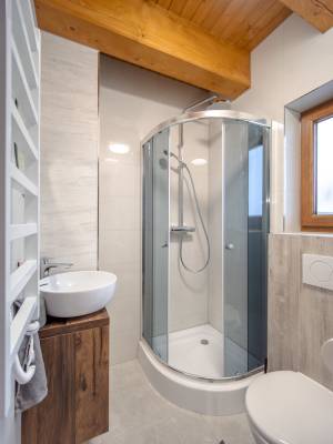 Kúpeľňa so sprchovacím kútom a toaletou, Chalety Bučina, Oravská Lesná
