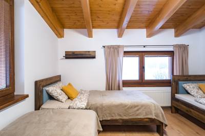 Spálňa s tromi 1-lôžkovými posteľami, Chalety Bučina, Oravská Lesná