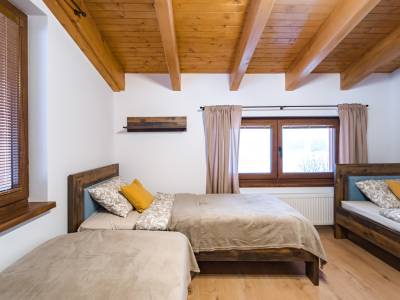 Spálňa s tromi 1-lôžkovými posteľami, Chalety Bučina, Oravská Lesná