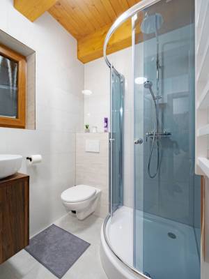 Kúpeľňa so sprchovacím kútom a toaletou, Chalety Bučina, Oravská Lesná
