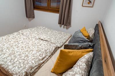 Spálňa s manželskou posteľou, Chalety Bučina, Oravská Lesná