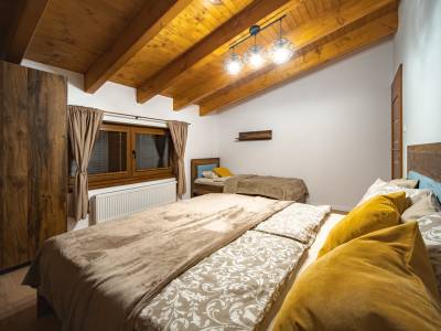 Spálňa s manželskou posteľou a samostatným lôžkom, Chalety Bučina, Oravská Lesná