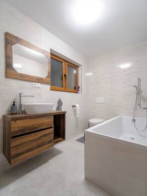 Kúpeľňa s vaňou a toaletou, Chalety Bučina, Oravská Lesná