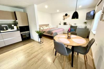 Plne vybavená kuchyňa s jedálenským sedením a manželská posteľ s LCD TV, Chalupa SIMIHOUSE, Nová Baňa