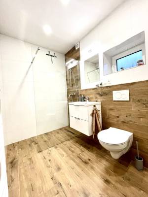 Kúpeľňa so sprchovacím kútom a toaletou, Chalupa SIMIHOUSE, Nová Baňa