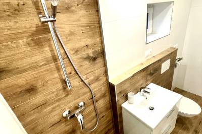 Kúpeľňa so sprchovacím kútom a toaletou, Chalupa SIMIHOUSE, Nová Baňa