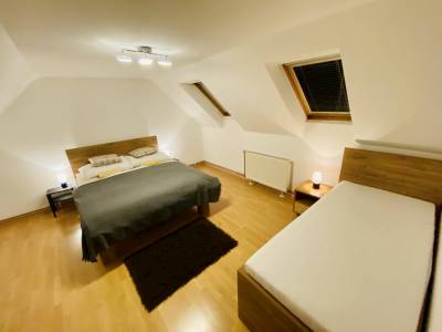 Spálňa s manželskou posteľou a samostatným lôžkom, Chalupa SIMIHOUSE, Nová Baňa