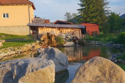 Exteriér ubytovania s rybníkom v obci Dúbrava, Chalupa Dúbravská Bašta, Dúbrava