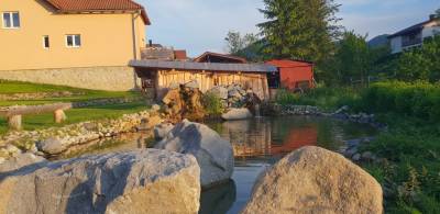 Exteriér ubytovania s rybníkom v obci Dúbrava, Chalupa Dúbravská Bašta, Dúbrava